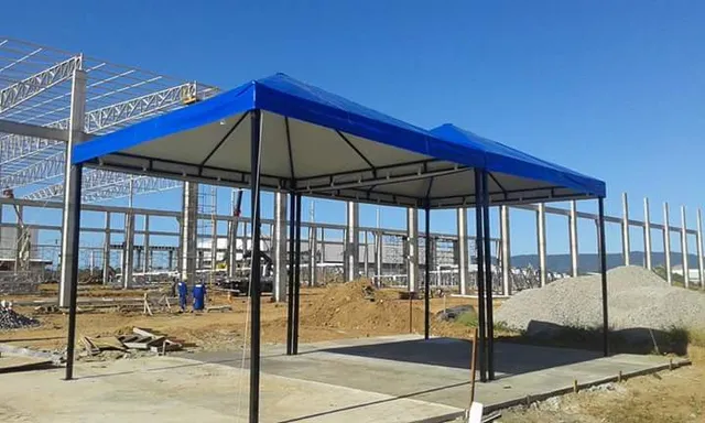 Tenda piramidal montada em evento